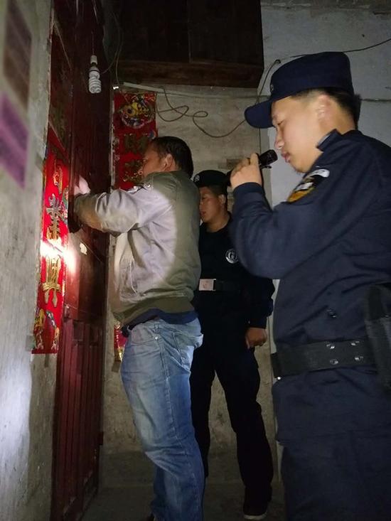 新屯街道粗心妈妈误将幼女锁家中 民警全城寻开锁师傅开门